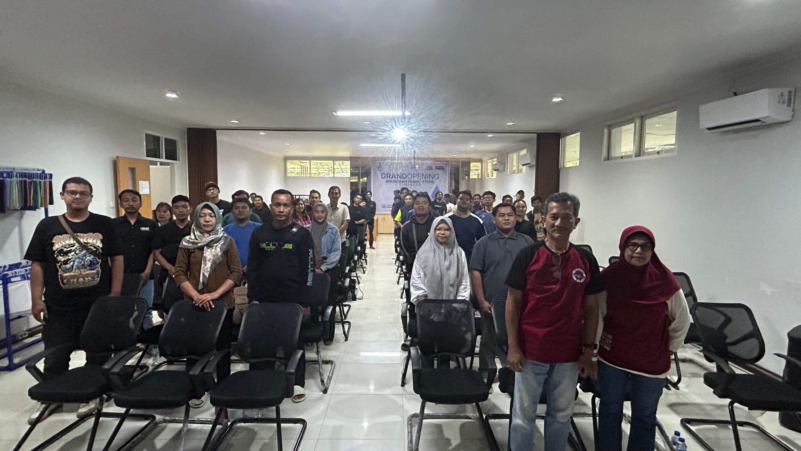 Foto bersama peserta dan tim Anugerah Fabric Store di acara grand opening gerai Semarang