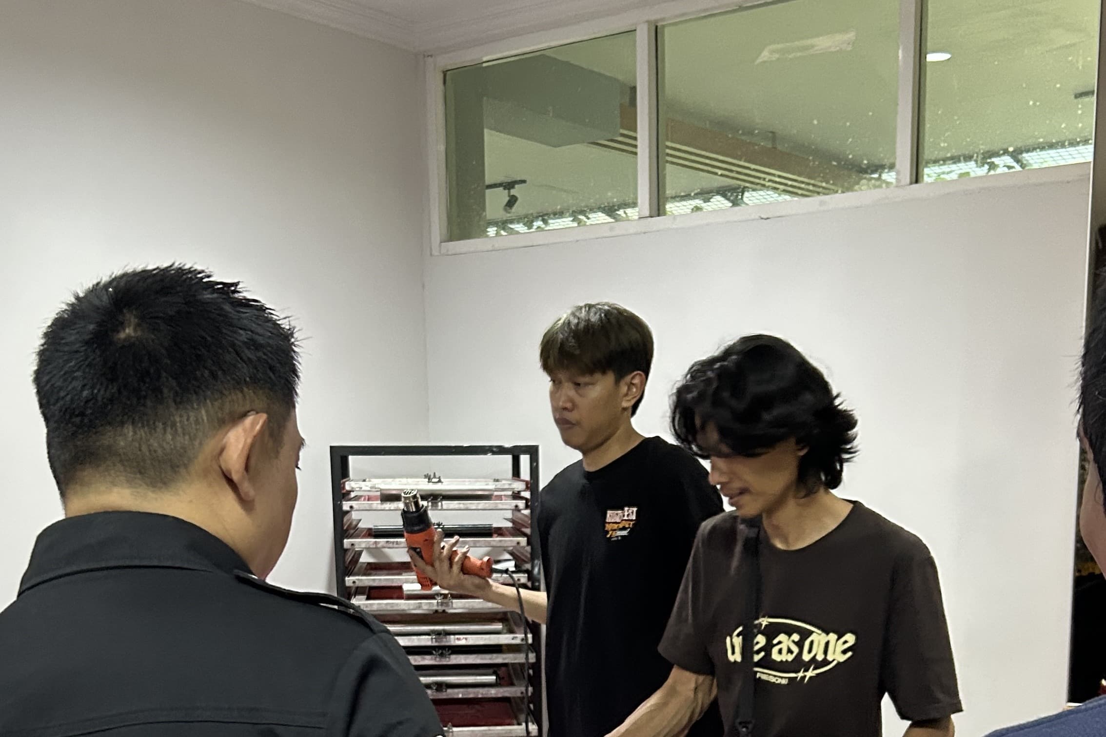 Demo sablon plastisol di gerai Anugerah Fabric Store Semarang, menunjukkan proses pengeringan screen sablon
