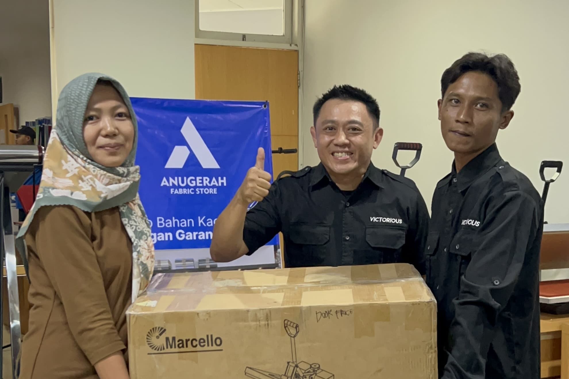 Serah terima doorprize mesin heat press kepada pemenang di acara pembukaan gerai Semarang